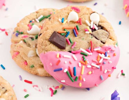 DELICIOUS CHOCOLATE CHIP BIRTHDAY COOKIES