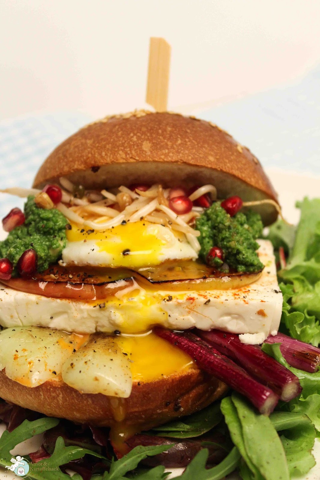 Amor&Kartoffelsack: Vegetarischer Greek Burger mit Feta Amor&Kartoffelsack: Vegetarischer Greek Burger mit Feta