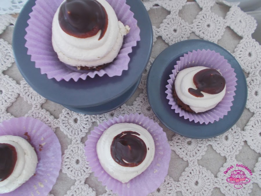 Merengue de café con chocolate y base de bizcocho