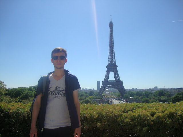 Harun İstenci Fransa Paris şehrinde Eyfel Kulesi çevresinde.