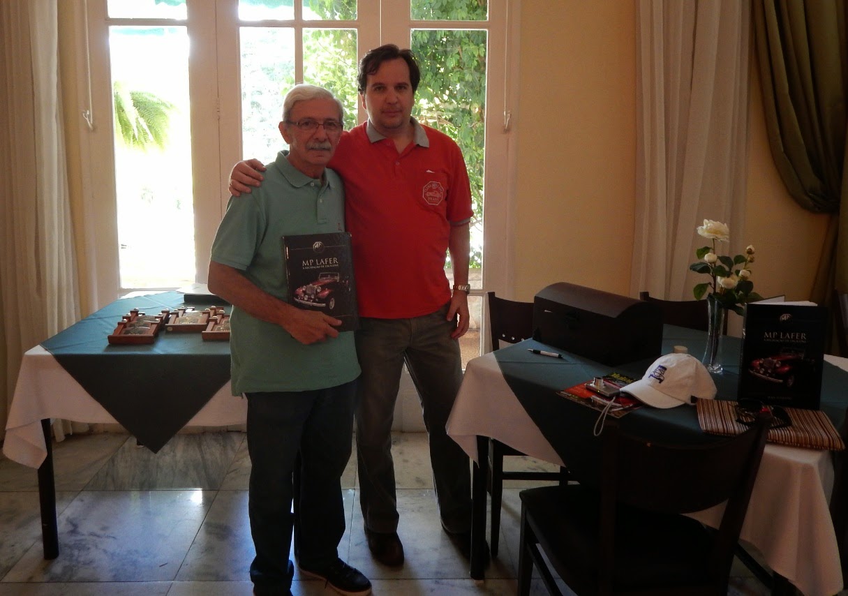 Tive a honra de conhecer pessoalmente o Fernando Miranda. Ele é presidente do Clube de Automóveis Antigos de Pernambuco e tomou um avião de Recife só para acompanhar o passeio do MP Lafer, emprestando o carro comum do filho, que ganhou um livro de presente.