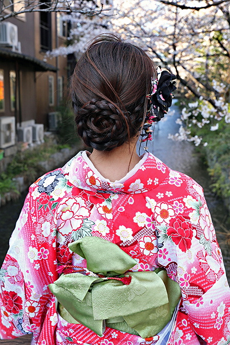 Ever wanted to live out your best Japanese fantasy? I did just that, wearing a kimono in Gion, the most famous geisha district in all of Japan. This is my kimono rental experience in Kyoto.