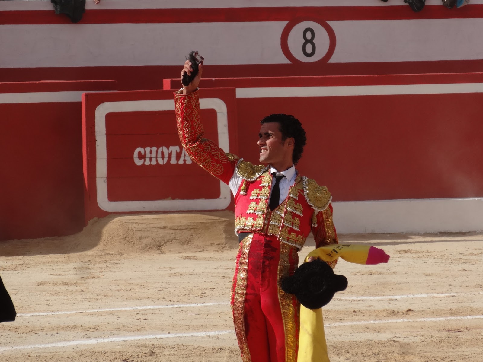 DETOROS Y MAS Matías Tejela corta la primera oreja de la feria de Chota