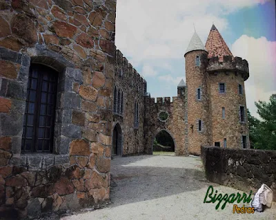 Detalhes com pedra folheta nos cantos, portas e janelas na construção do castelo de pedra.