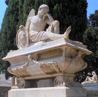 το ταφικό μνημείο της οικογένειας Αυγερινού στο ορθόδοξο νεκροταφείο του αγίου Γεωργίου στην Ερμούπολη