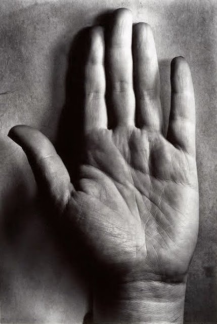 Stereosc2pe + | Hands (II) | Berenice Abbott / Shiihara Osamu