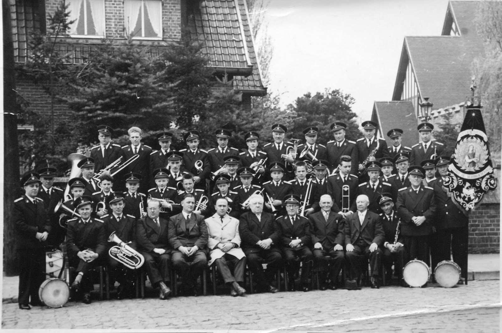 tlokoal goaweeroopn 't Bevers Muziek door de jaren heen (1950 1960 1975) tlokoal goaweeroopn 't Bevers Muziek door de jaren heen (1950 1960 1975)