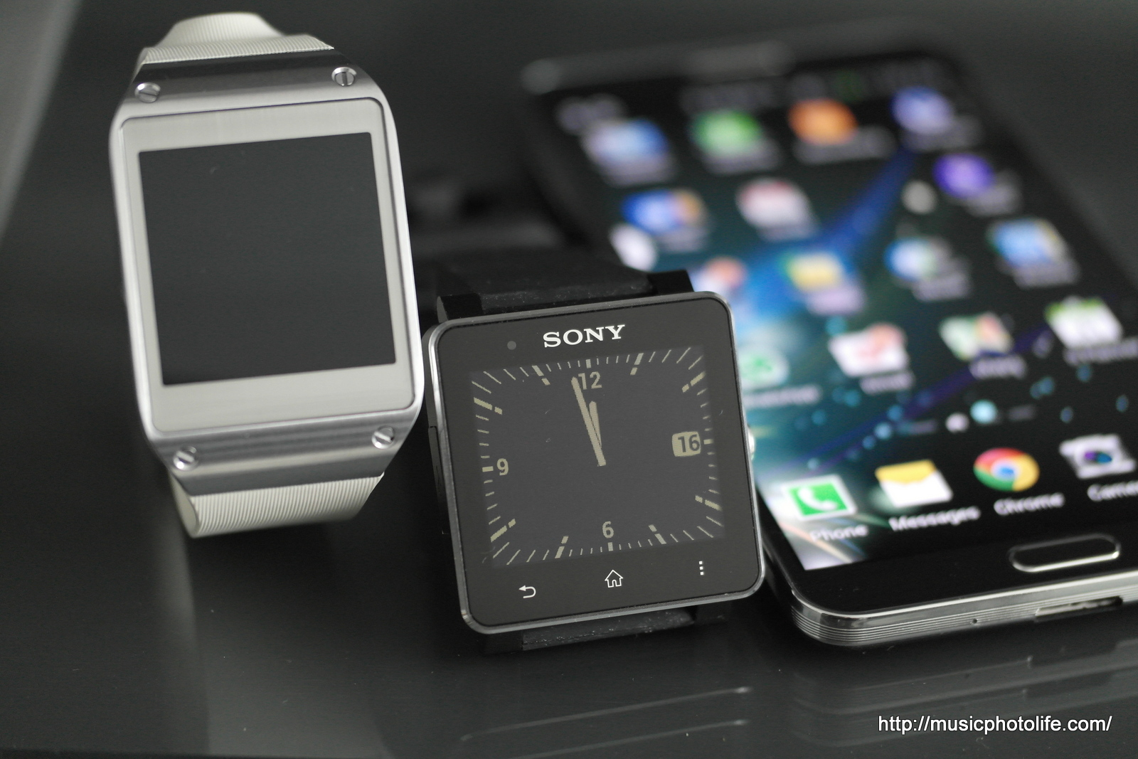 Sony SMARTWATCH 2. Смарт часы сони. Gear Sony. Сравнение часов самсунг