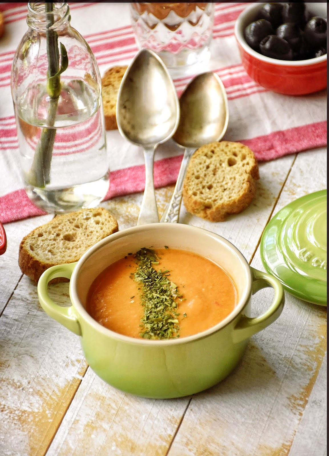 Sopa fría de tomate y albahaca