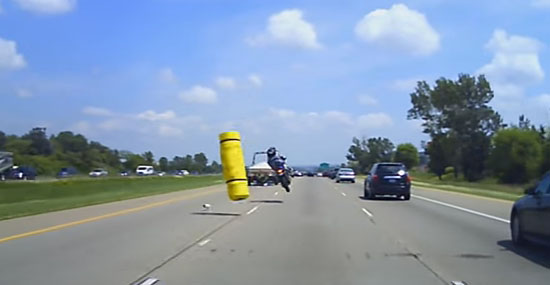 Motociclista sofre acidente com carga que escapa de reboque - Img 1