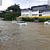BAHIA / Chuva deixa carros parcialmente submersos em Salvador