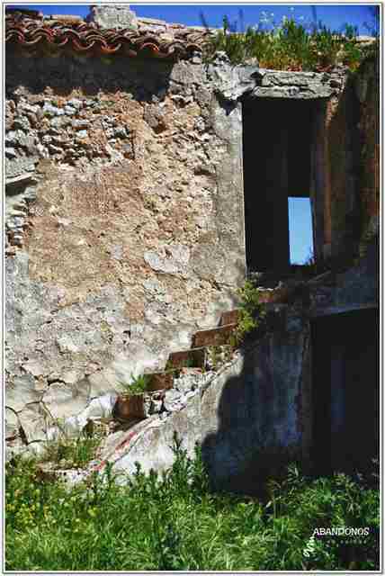 Abandono y en Ruinas: Poblado de Oreja