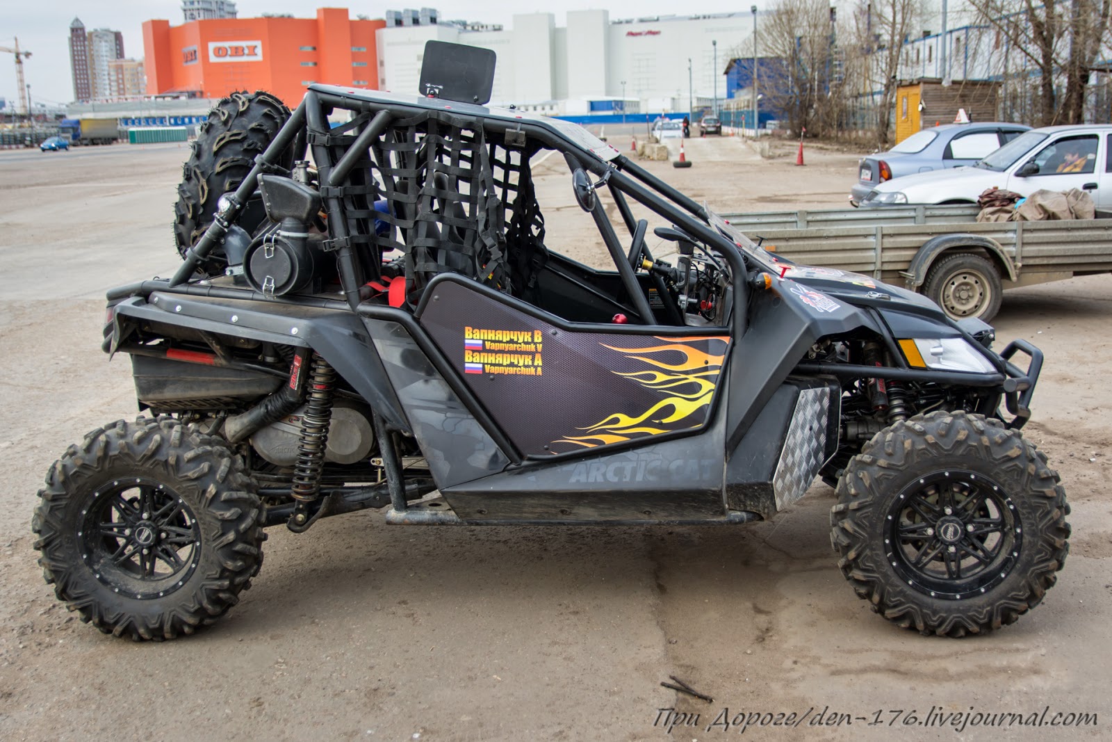 3. Забраться внутрь из-за каркаса безопасности и компановки немного