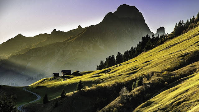 HD wallpaper met bergen met groene velden.