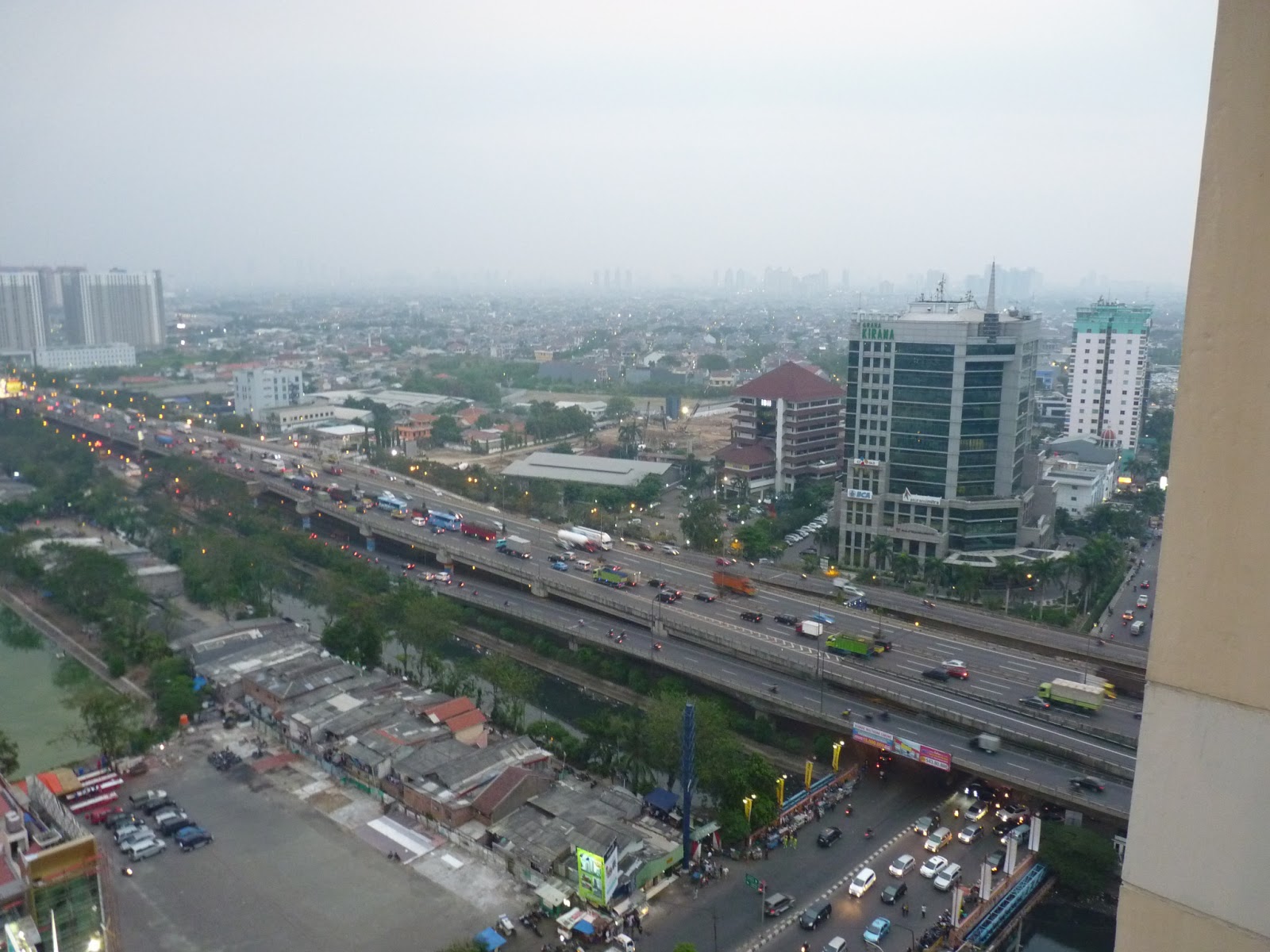 Jakarta Nan Jauh di Mata: Rindu Menulis dalam Bahasa Indonesia