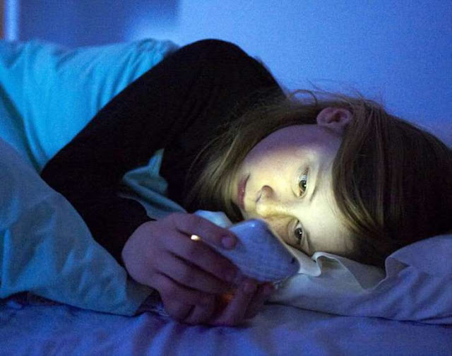 دراسةاستخدام الهواتف الذكية قبل النوم تسبب القلق والتوتر العصبي 