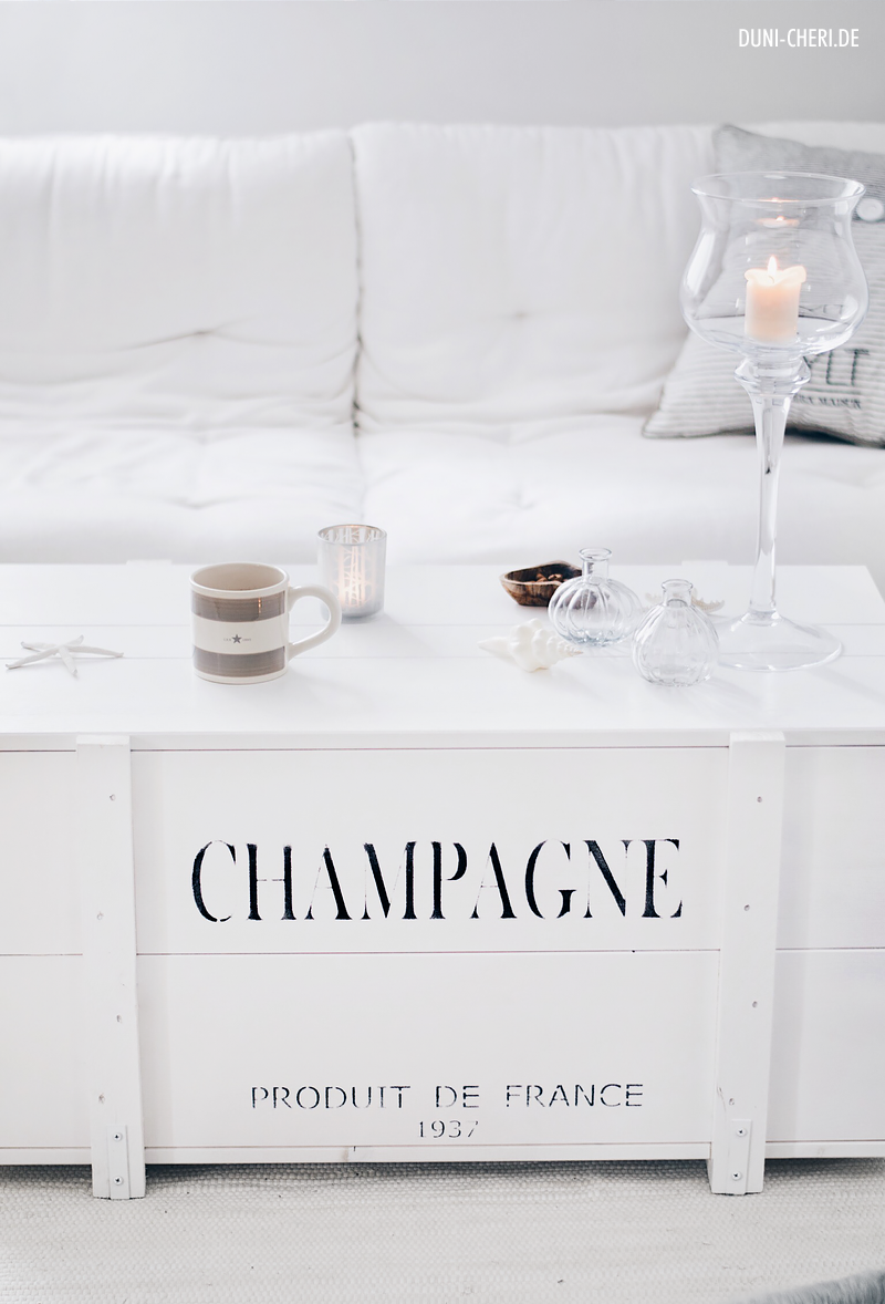 champagne weisse kiste truhe als couchtisch im wohnzimmer champagne weisse kiste truhe als couchtisch im wohnzimmer