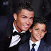 Momen Cristiano Ronaldo Menggendong Anak Kembarnya