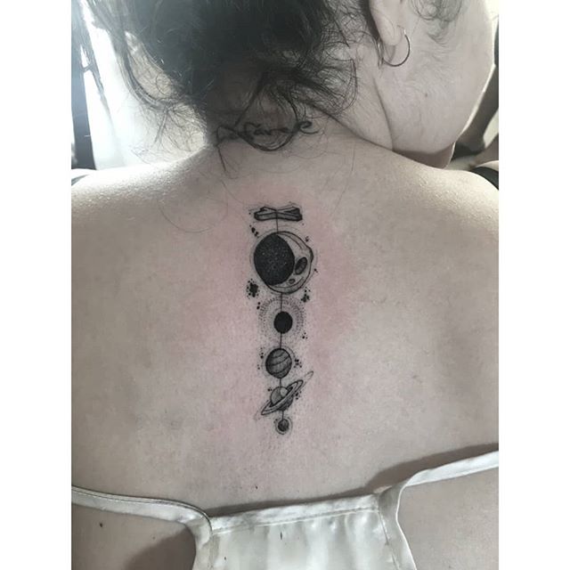 tatuagem feminina planetas universo