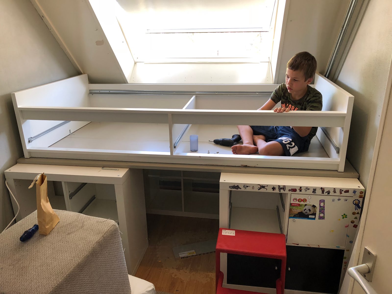 Renske Creatief Halfhoogslaper gebouwd van Ikea Kallax kasten en een