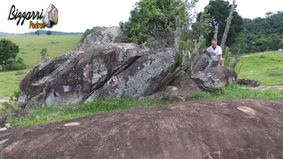 Bizzarri fazendo o que gosta, garimpando pedras na pedreira. Na foto, a pedido de um paisagista, escolhendo pedras para paisagismo com pedras, sendo pedras do tipo naturais para ponte de pedra, banco de pedra, escultura de pedra e lagos com pedras.