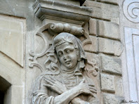 Representació escultòrica de la joventut a la portalada de Santa Maria. Autor: Carlos Albacete