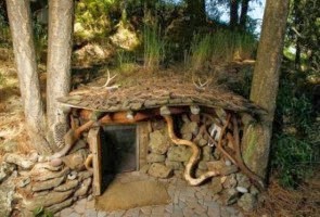 Ζει σε μια υπόγεια τρύπα στο Όρεγκον εδώ και 20 χρόνια ! BINTEO