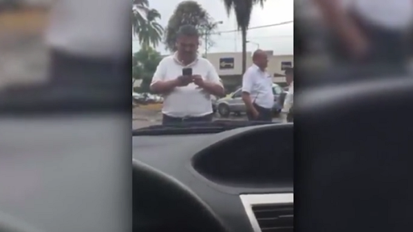 Taxistas de Jalisco detienen un auto de Uber y obligan a los pasajeros a bajarse Taxistas de Jalisco detienen un auto de Uber y obligan a los pasajeros a bajarse