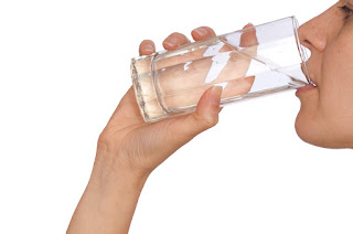 Manfaat minum air putih setelah bangun tidur
