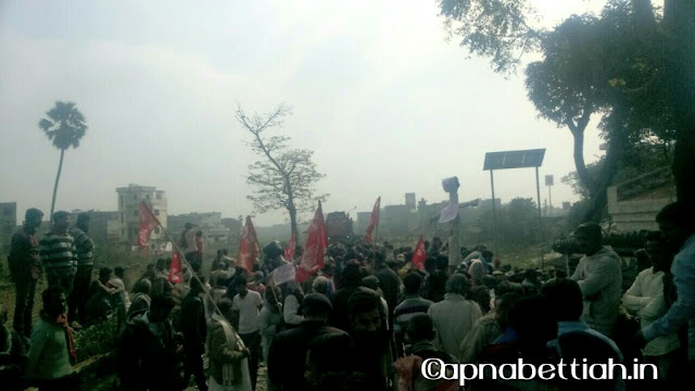 कब सुनेंगे स्थानिये साँसद और विधायक?..फिर से आक्रोशित हुए बेतियावासी। 3 कब सुनेंगे स्थानिये साँसद और विधायक?..फिर से आक्रोशित हुए बेतियावासी। 3