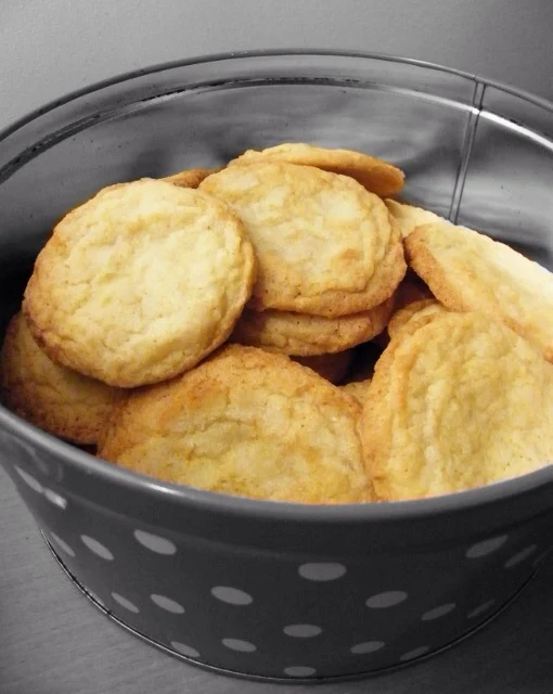 Lemonade Quenchers Cookies in a tin