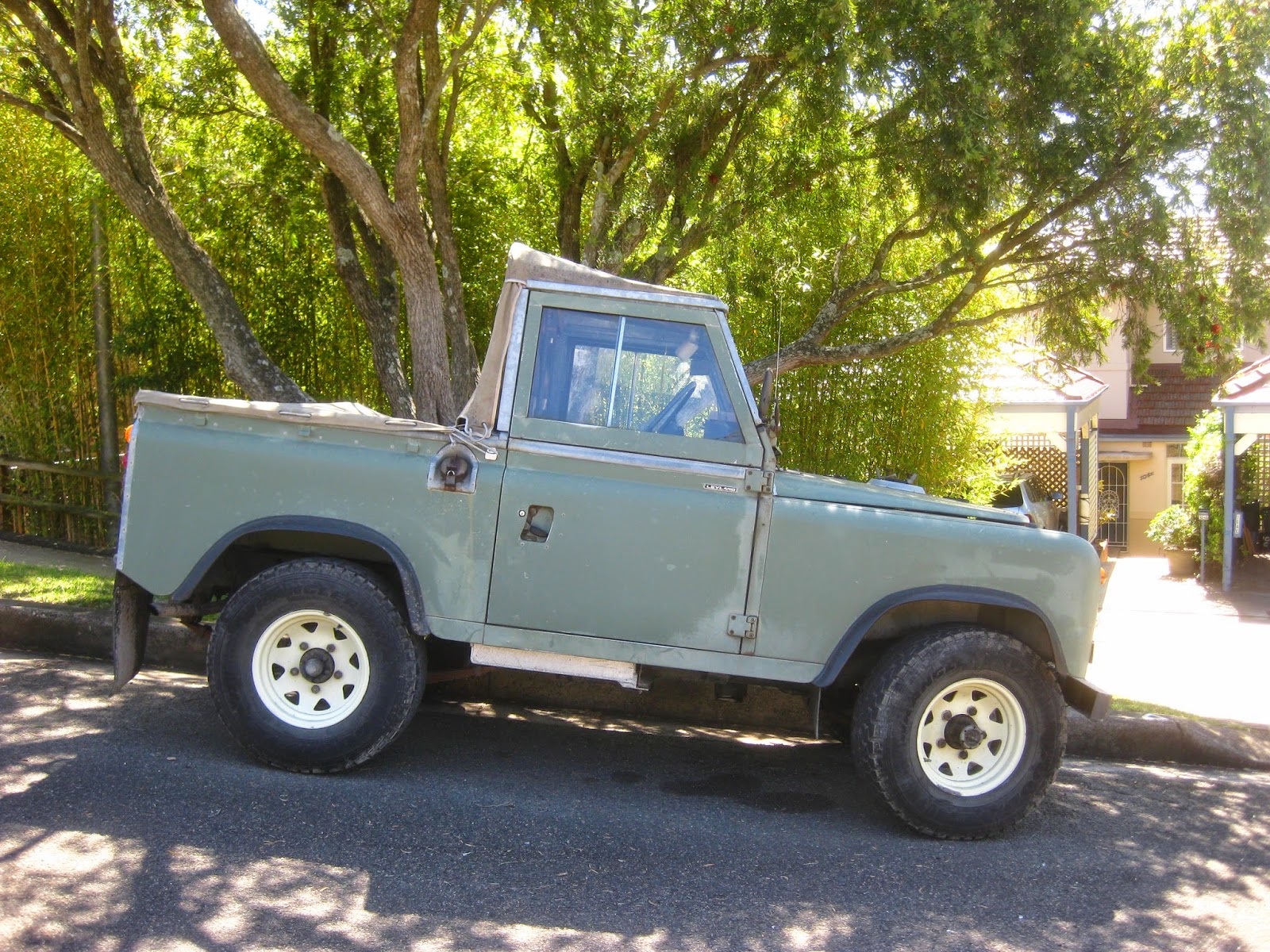 Aussie Old Parked Cars 1975 Land Rover Series III SWB Ute
