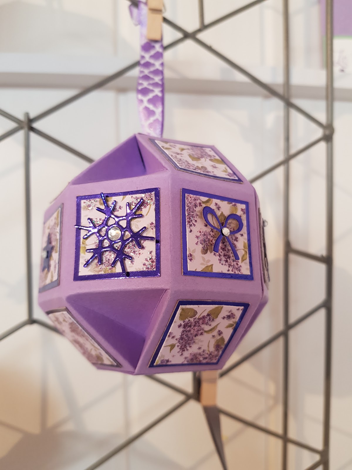 CréaKolaNa: Une boule "Surprise" de Noël ou pas