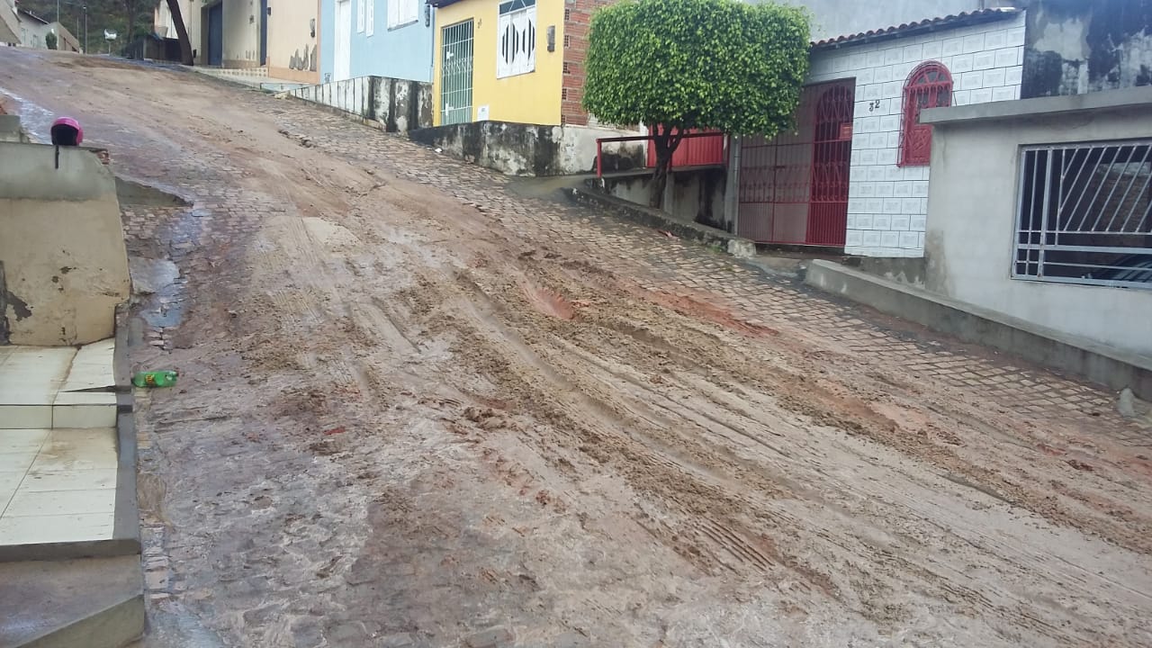 Jacobina: Lama gerada por obra de esgotamento deixa moradora indignada no Félix Tomaz