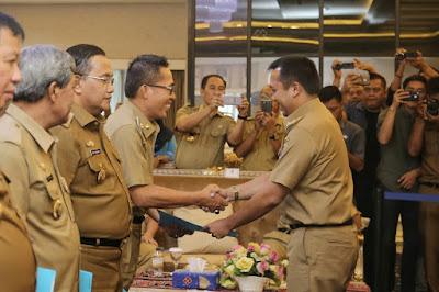 Gubernur Serahkan 4 SK Plt. Walikota dan Bupati yang Pemimpin Daerahnya Mencalokan Diri di Pilkada 2018
