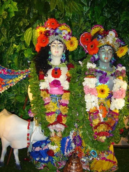 Cute Kanha Ji Radha Krishna Looks Charming With Flowers