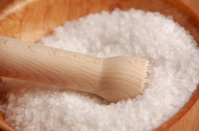 Garam, sekalipun rasanya asin tapi bahan dapur ini memiliki kandungan yang mampu menghilangkan ketombe