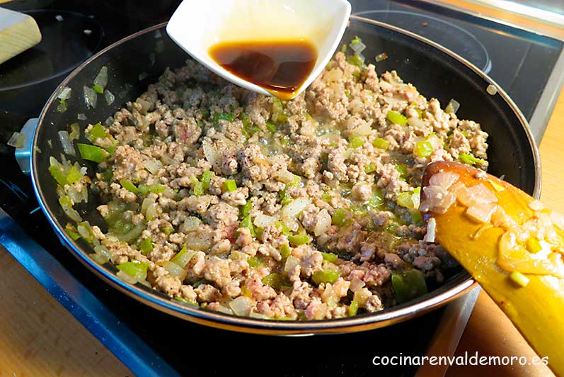 Echando el Pedro Ximenez a la sartén con el resto de ingredientes