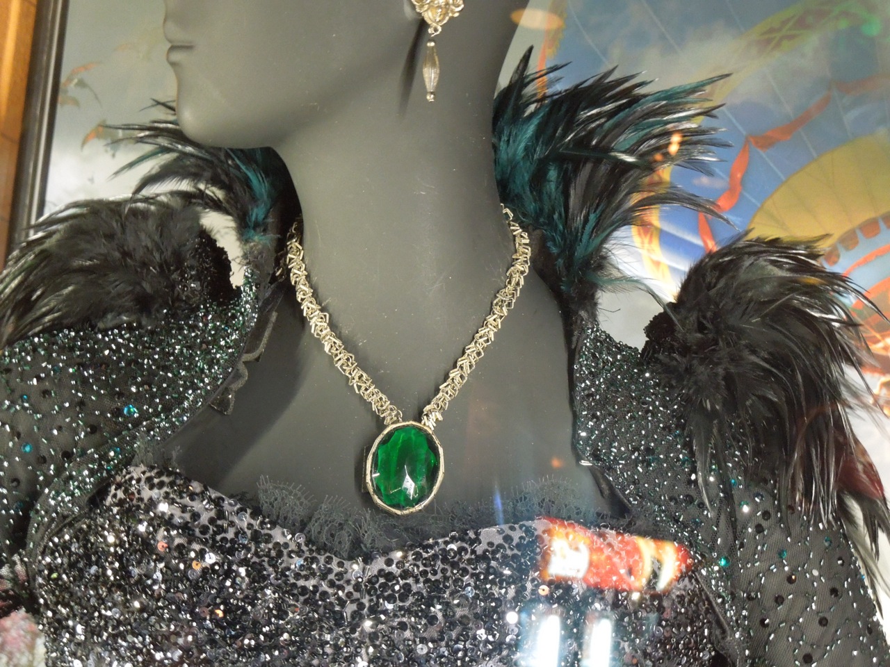 http://2.bp.blogspot.com/-56DRkLgbRTw/UUecMDBVOhI/AAAAAAABDAE/oJStimmHPPE/s1600/Evanora+Oz+costume+emerald+necklace.jpg