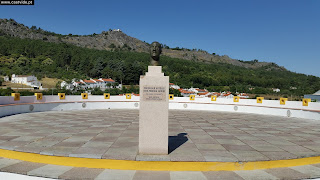 MONUMENT / Estátua Professor António José Pereira Flores (Mestre Barata Feyo), Bairro da Eira, Castelo de Vide, Portugal MONUMENT / Estátua Professor António José Pereira Flores (Mestre Barata Feyo), Bairro da Eira, Castelo de Vide, Portugal