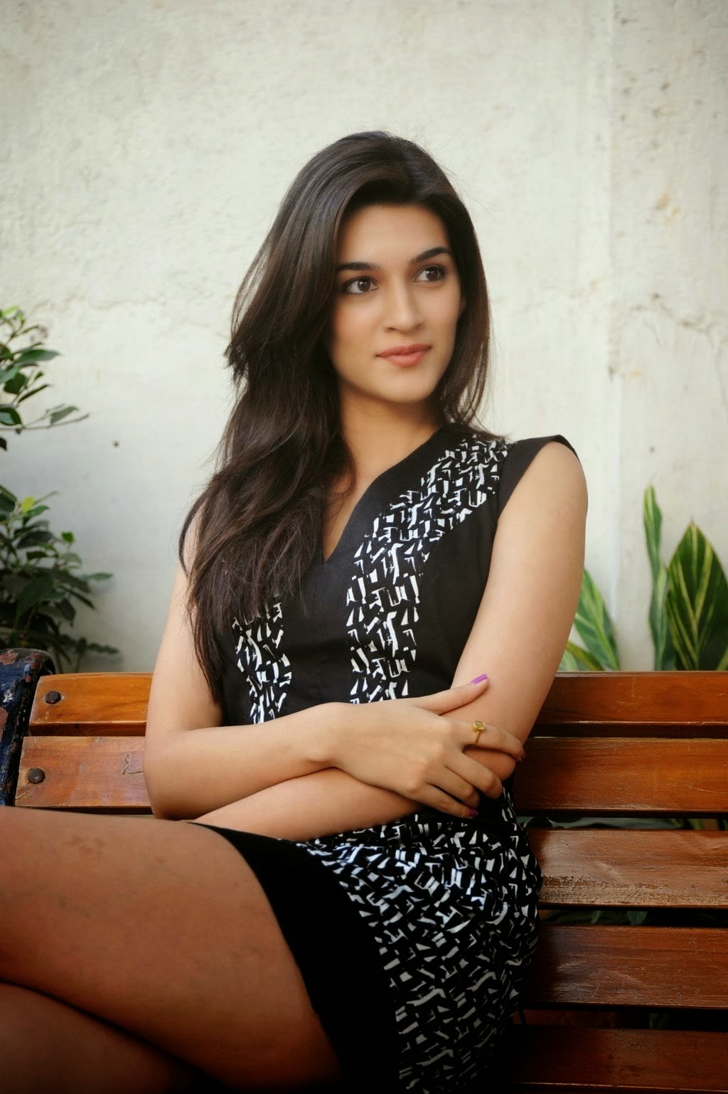 Kriti Sanon Sexiest Thighs And Legs Show Ever At Telugu Film