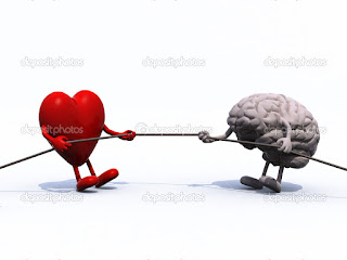 Figura de corazón y cerebro halando una cuerda en contraposición