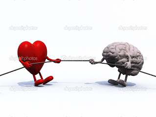 Corazón y cerebro tensando una cuerda por cada lado