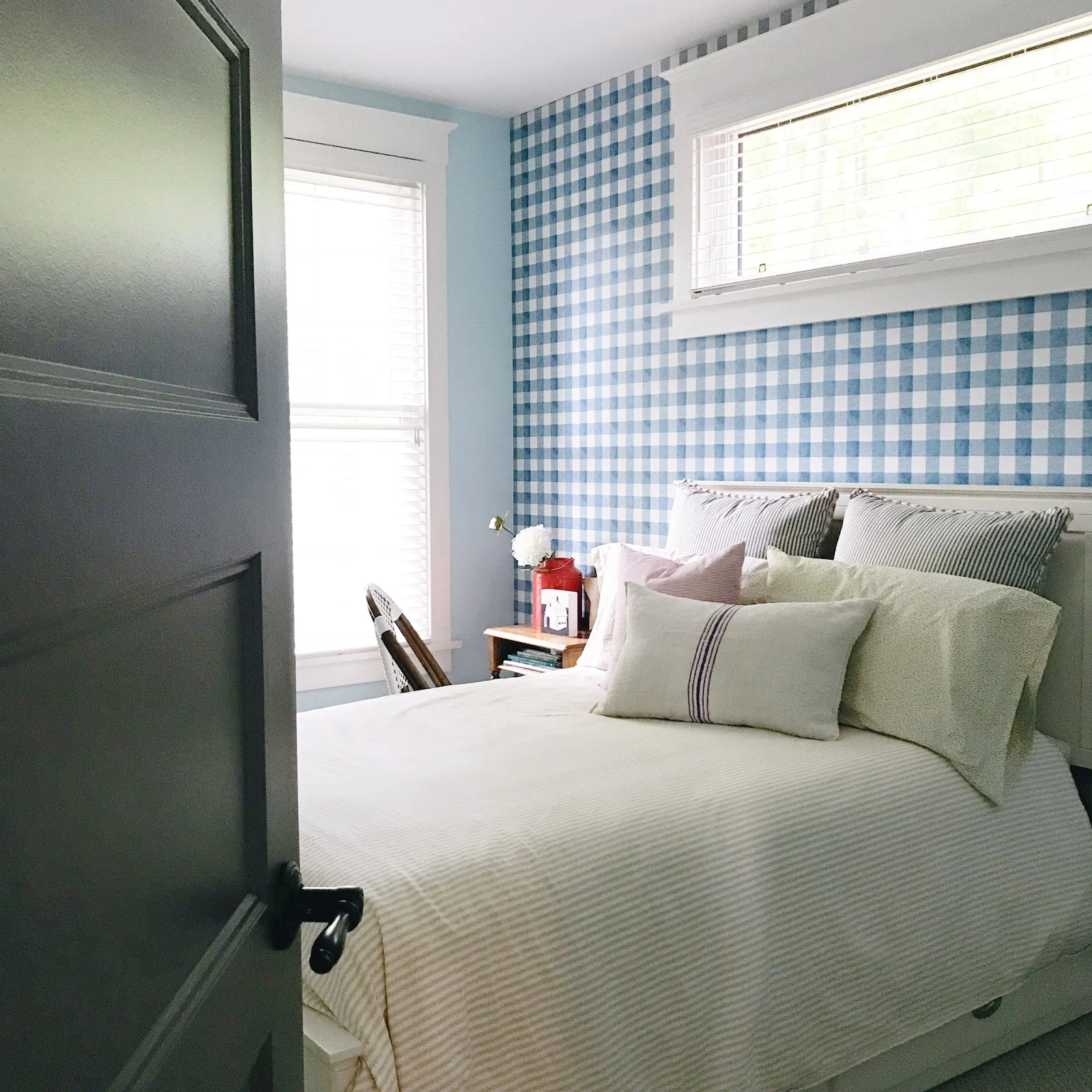 large scale gingham wallpaper, plaid wallpaper, cottage bedroom, modern country bedroom, kids cottage bedroom