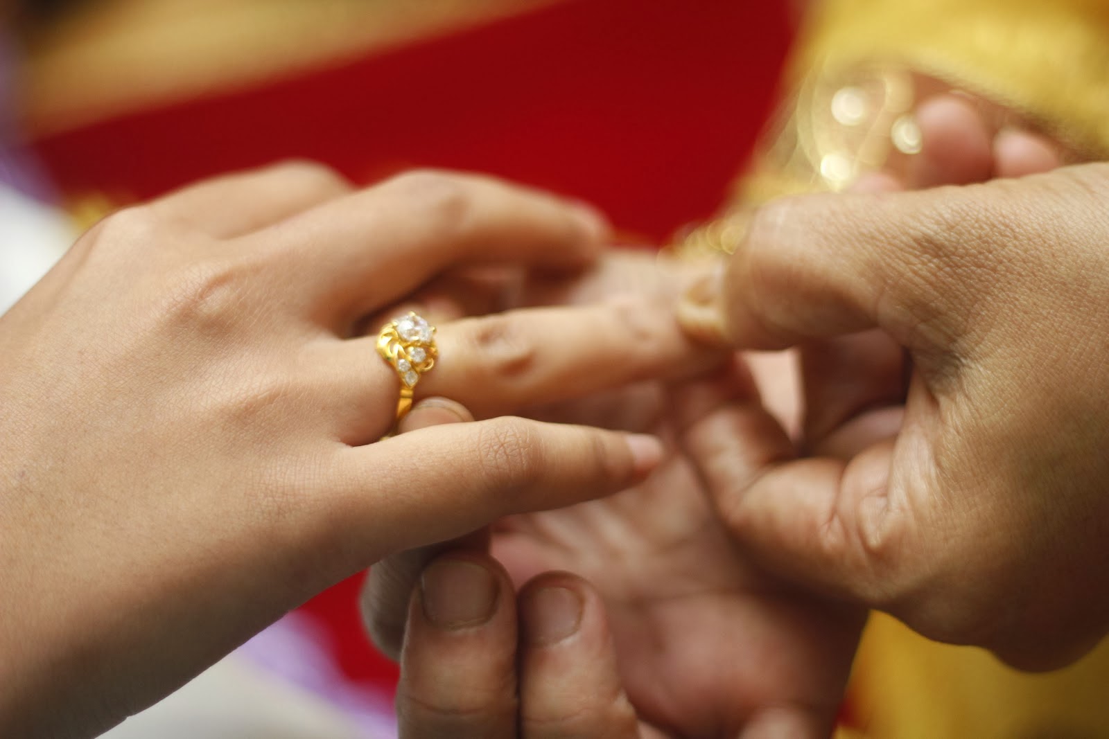 Обручальное кольцо на какой руке носят мусульмане. Семейное кольцо. Кольцо по наследству. Фамильные кольца женские. Кольца семейные по наследству.
