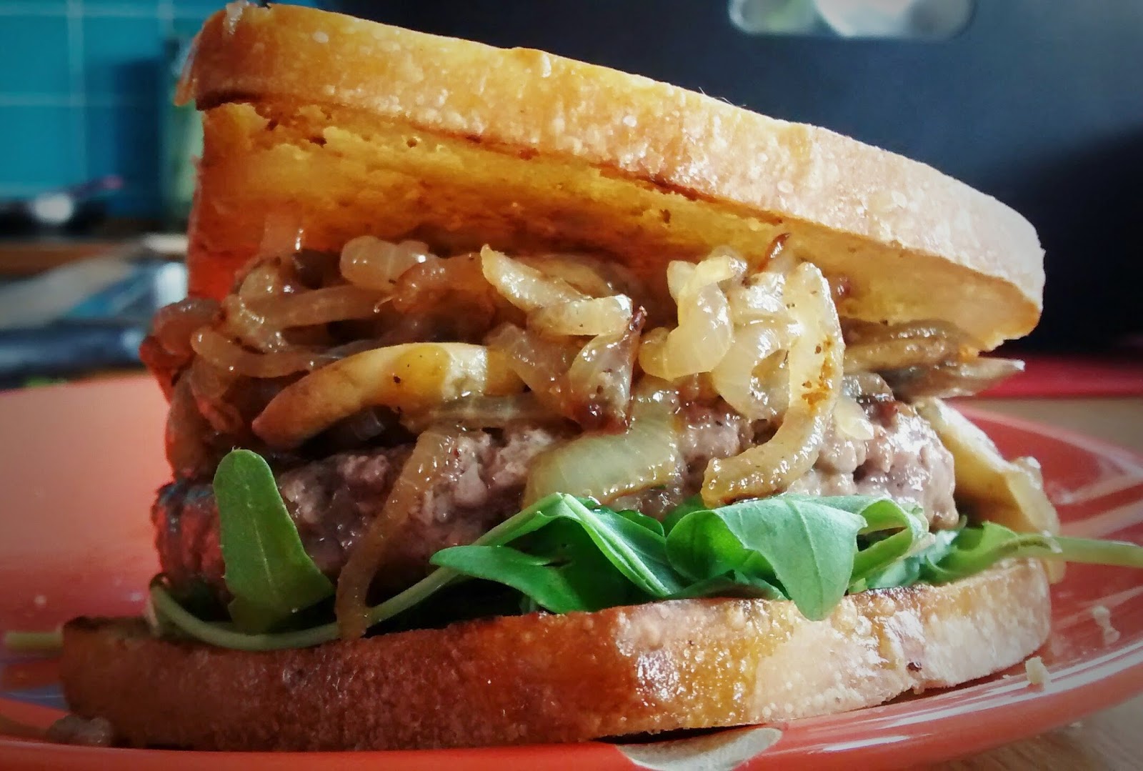 Sandwich - hamburguesa de carne, cebolla y champiñones con queso gamonedo Sandwich - hamburguesa de carne, cebolla y champiñones con queso gamonedo