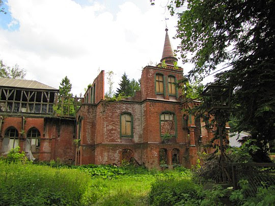 Sokołowsko (niem. Görbersdorf). Ruiny Sanatorium Brehmera.