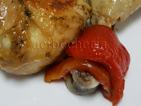 Pollo encebollado con pimientos rojos y patatas fritas
