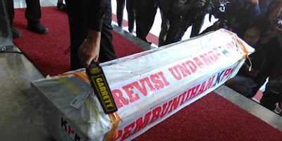 Peti Mati yang dikirim oleh Bambang Saptono ke KPK sebagai bentuk protes.