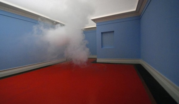 Artista "crea" nubes bajo techo